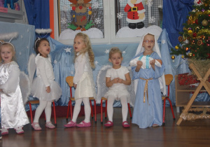 Dziewczynki śpiewają kolędę Lulajże Jezuniu.
